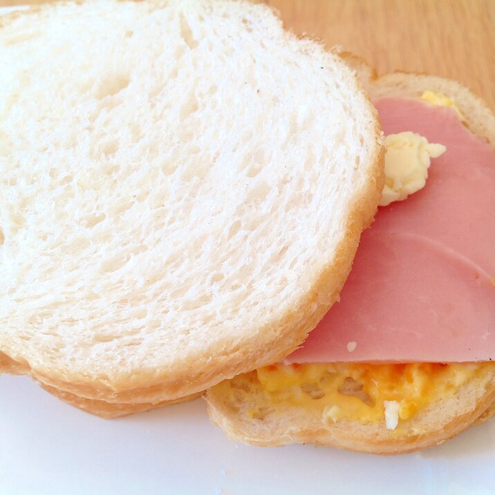 ハム卵フェタチーズサンドイッチ